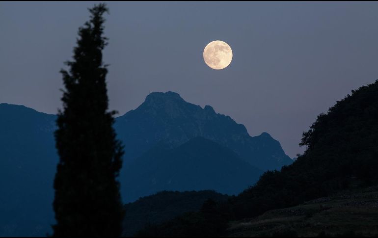 El mejor momento para verla será justo después del atardecer, cuando aparece en el horizonte con un tono más anaranjado debido a un efecto óptico de la atmósfera. PIXABAY