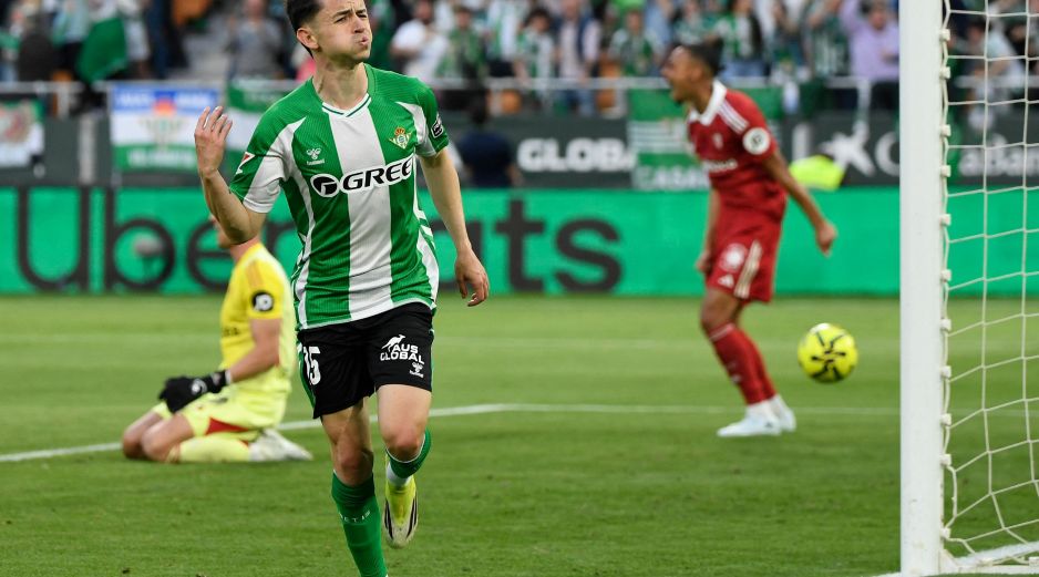 Álvaro Fidalgo se estrenó como goleador con el Betis al definir con clase en el derbi frente al Sevilla. AFP/ C. QUICLER.