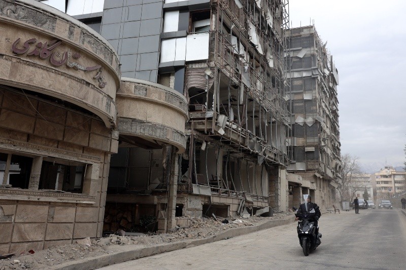 La gente pasa frente al hospital Gandhi destruido en Teherán, Irán, el 2 de marzo de 2026. El hospital Gandhi fue alcanzado por los ataques aéreos israelíes el 1 de marzo. EFE/A. TAHERKENAREH