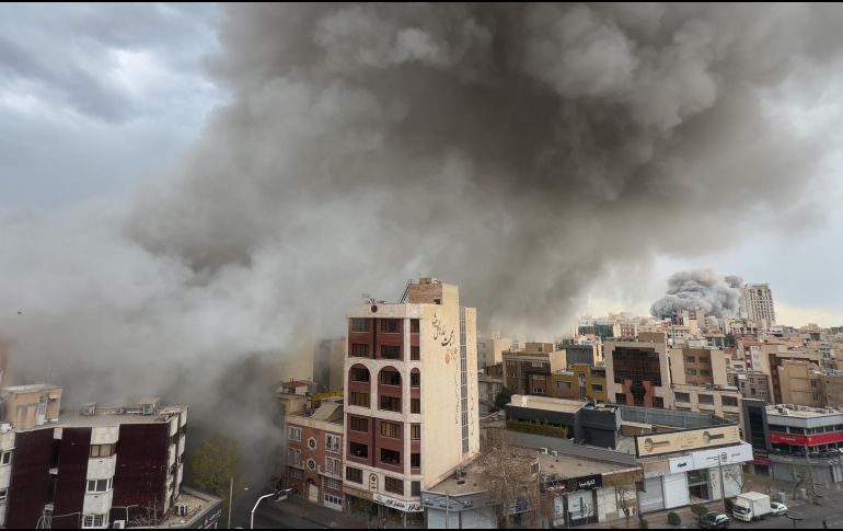 Columnas de humo se elevan desde edificios en Teherán el 2 de marzo del  2026. AP/M. Ganji