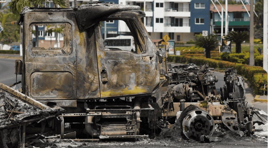 Fotografía de un vehículo incendiado en una vía de Puerto Vallarta, Jalisco. EFE/A. Montero