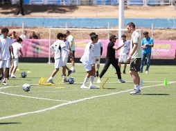 Durante la jornada, 100 menores de entre 11 y 16 años participaron en entrenamientos especializados junto a exjugadores históricos del club español. CORTESÍA/ Gobierno de Zapopan