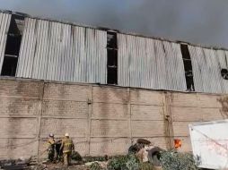 Autoridades informaron que el fuego se extendió en un área aproximada de 40 x 80 metros dentro de la recicladora. CAPTURA DE PANTALLA/CORTESÍA