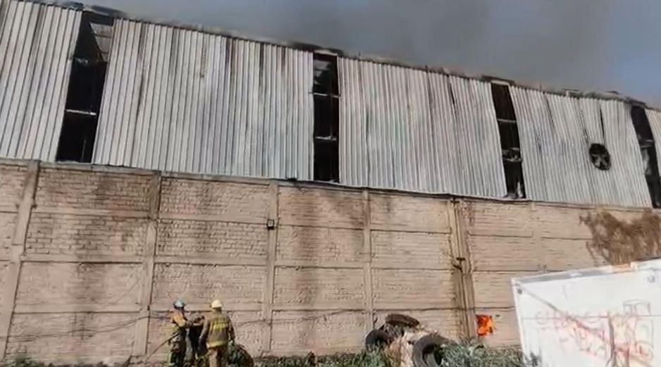 Autoridades informaron que el fuego se extendió en un área aproximada de 40 x 80 metros dentro de la recicladora. CAPTURA DE PANTALLA/CORTESÍA