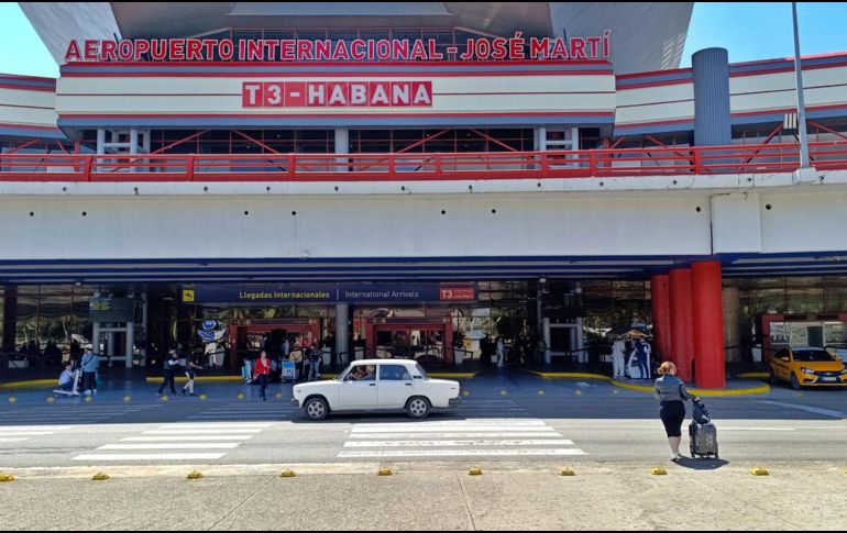 A raíz del primer anuncio de este tipo, todas las aerolíneas canadienses y rusas cancelaron temporalmente sus conexiones con la isla. EFE/Ernesto Mastrascusa