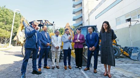OBRAS. Héctor Raúl Pérez Gómez, secretario de Salud, Pablo Lemus y María Elena González, directora general del Hospital Civil de Guadalajara. ESPECIAL