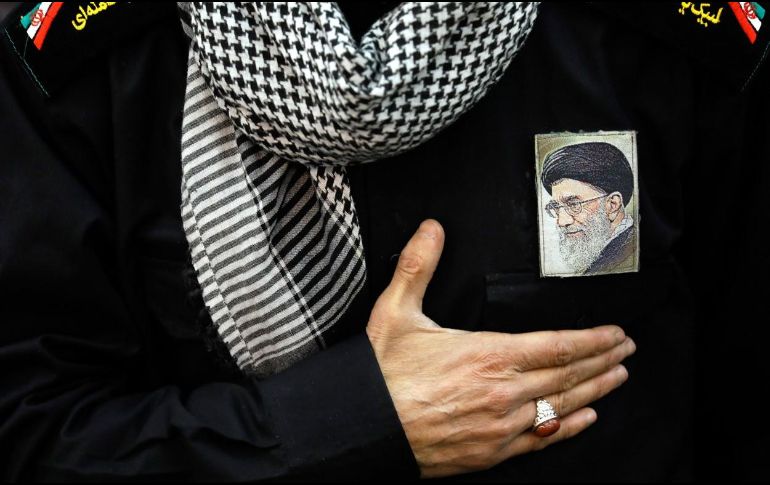 Devoto lleva un retrato del líder supremo iraní, el ayatolá Alí Jamenei, en el pecho. EFE/A. Taherkenareh