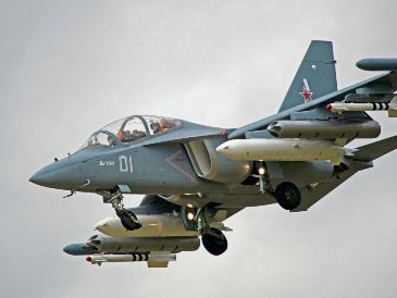 YAK-130, un avión de combate ligero, modelo que Israel aseguró haber derribado sobre Teherán. AFP