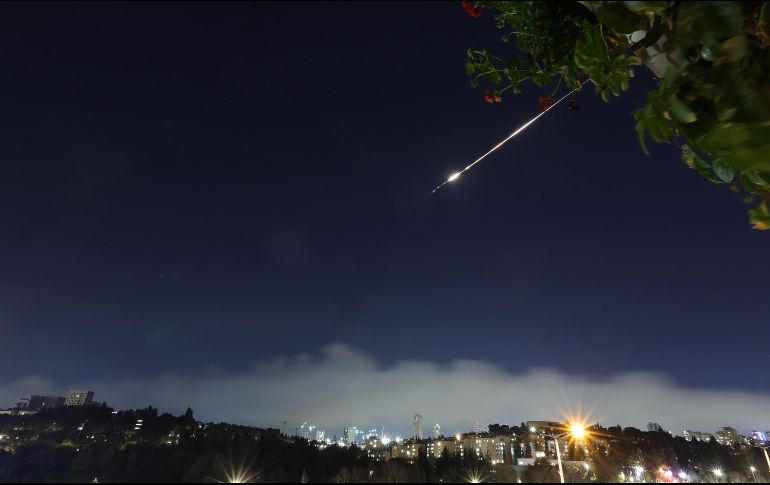 Un misil iraní es interceptado en el cielo de Tal Aviv. EFE/A. Sultan