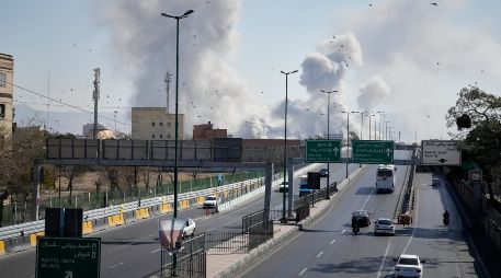 Columnas de humo se elevan en Teherán durante ataques de la campaña militar de Estados Unidos e Israel en Irán. AP/V. Salemi