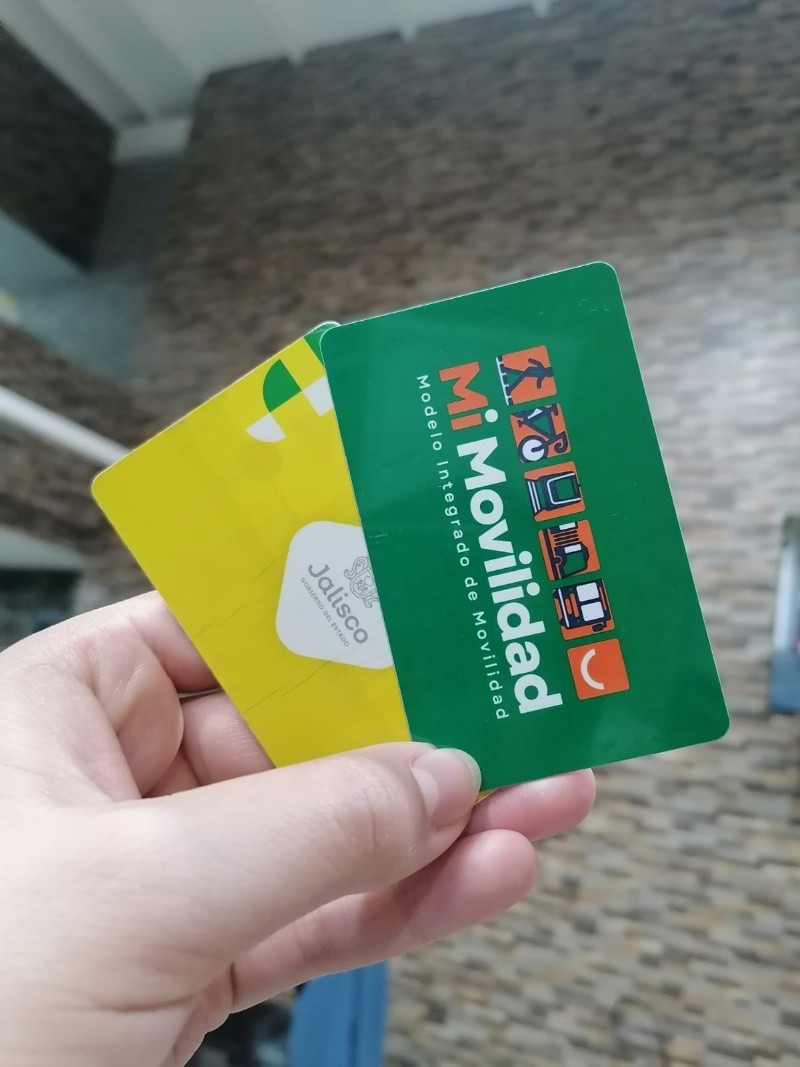 De momento, las tarjetas que existían previas al lanzamiento de la Tarjeta Única al Estilo Jalisco, seguirán sirviendo para pagar los pasajes del transporte público. ESPECIAL / F. Flores&nbsp;