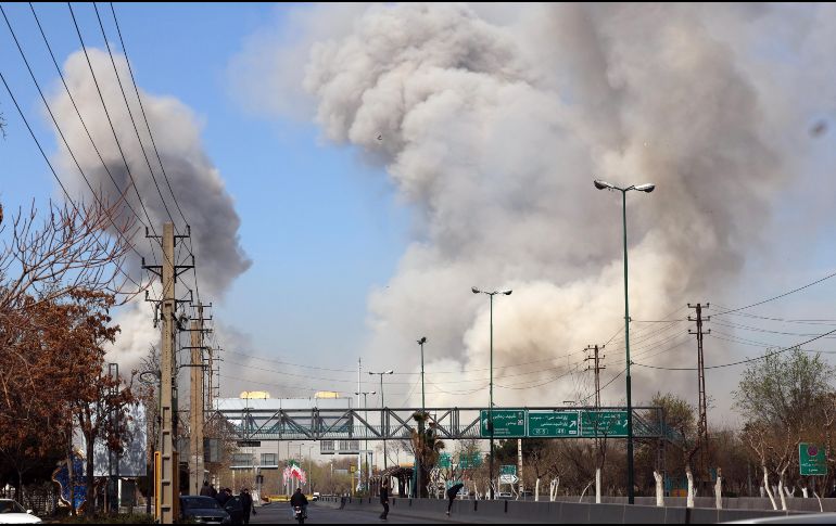 Israel y Estados Unidos comenzaron el sábado una ofensiva contra Irán con ataques con misiles y drones que han acabado con el jefe supremo Alí Jameneí. EFE/A. TAHERKENAREH