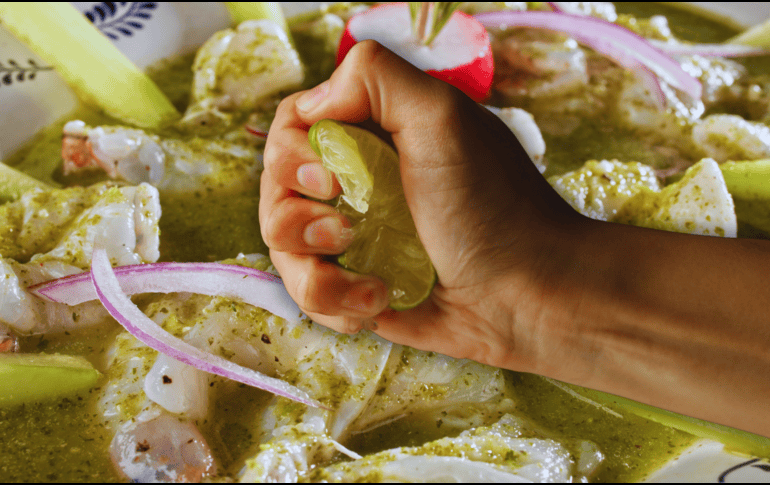 el jugo de limón no cuece el pescado o el camarón en el sentido tradicional, pero su ácido provoca cambios físicos y químicos en las proteínas que parecen similares a los efectos de una cocción ligera. ESPECIAL / CANVA