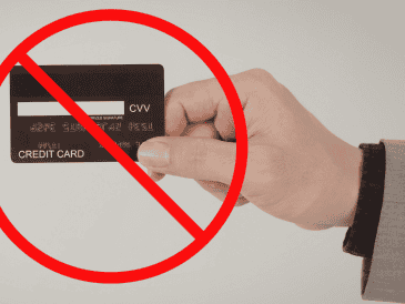 La situación puede complicarse aún más cuando el trabajador obtiene un nuevo empleo y su salario vuelve a depositarse en la misma institución bancaria. CANVA