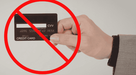 La situación puede complicarse aún más cuando el trabajador obtiene un nuevo empleo y su salario vuelve a depositarse en la misma institución bancaria. CANVA