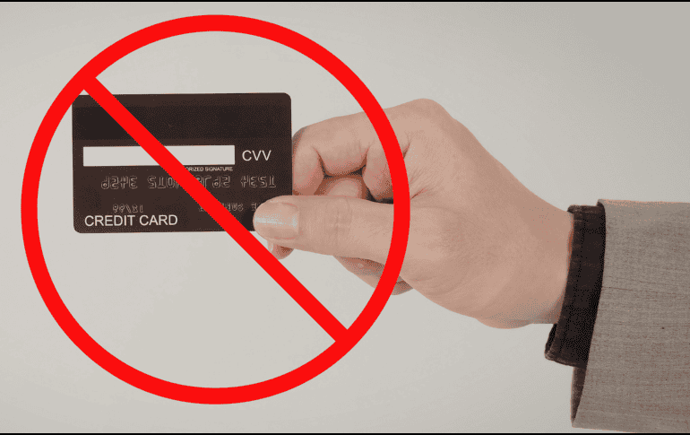 La situación puede complicarse aún más cuando el trabajador obtiene un nuevo empleo y su salario vuelve a depositarse en la misma institución bancaria. CANVA