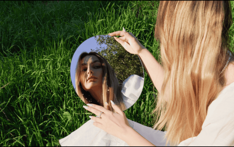 Diversos especialistas sostienen que hablar en voz alta ayuda a regular la conducta y a dirigir la atención. CANVA