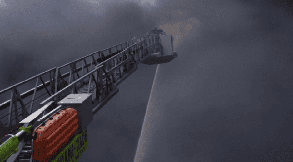 Miami-Dade informó del despliegue de 48 unidades, incluyendo por aire, en la bodega industrial en la zona de Miami Gardens. EFE