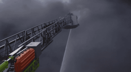 Miami-Dade informó del despliegue de 48 unidades, incluyendo por aire, en la bodega industrial en la zona de Miami Gardens. EFE