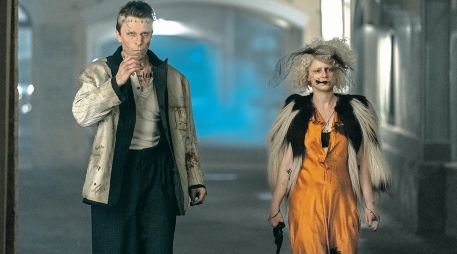 Christian Bale y Jessie Buckley, en una escena de “¡La novia!”. CORTESÍA