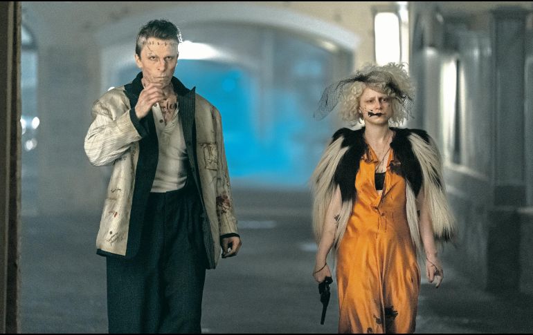 Christian Bale y Jessie Buckley, en una escena de “¡La novia!”. CORTESÍA