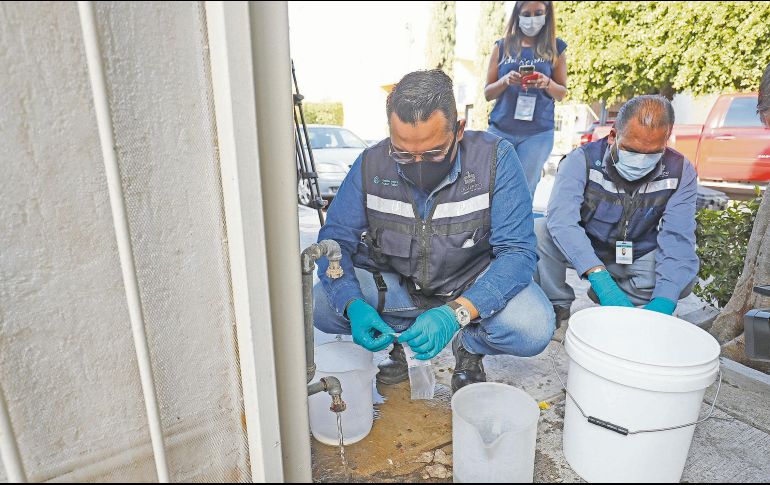 El agua turbia y con mal olor en las colonias se atribuye al deterioro del sistema antiguo de conducción y a los trabajos de desazolve, informó el SIAPA. Si el problema persiste, pide reportarlo al 073. ESPECIAL