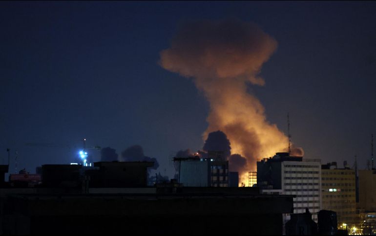 Fuego y humo tras un ataque en Teherán, capital de Irán. Los ataques de Estados Unidos e Israel continúan en varios puntos de la república islámica. EFE/A. Taherkenareh