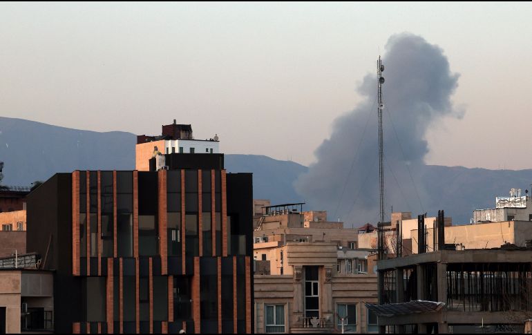 A primera hora del viernes, Irán lanzó ataques con misiles y drones contra Kuwait, Qatar, Arabia Saudí y Bahrein, países que albergan fuerzas de Estados Unidos. EFE/A. TAHERKENAREH