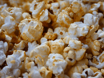 Las palomitas de maíz resultan mucho más saciantes que las papas fritas. ESPECIAL/Canva