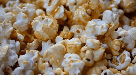 Las palomitas de maíz resultan mucho más saciantes que las papas fritas. ESPECIAL/Canva