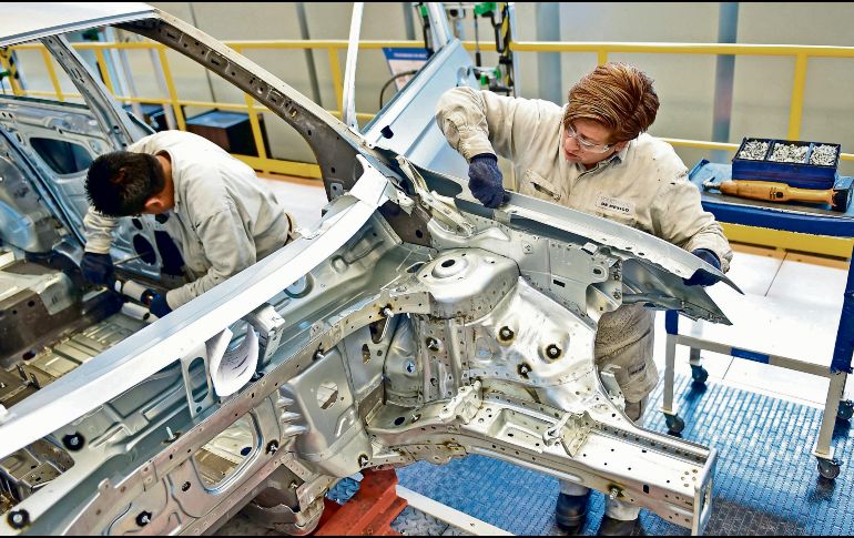 La industria automotriz será una de las prioridades durante la renegociación del tratado. AFP