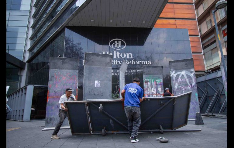 Colocan vallas metálicas en distintos puntos del Centro Histórico de la Ciudad de México como prevención durante la marcha del 8M. SUN / S. Reyes