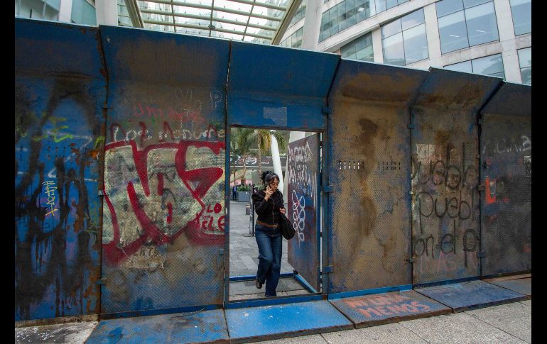 Colocan vallas metálicas en distintos puntos del Centro Histórico de la Ciudad de México como prevención durante la marcha del 8M. SUN / S. Reyes