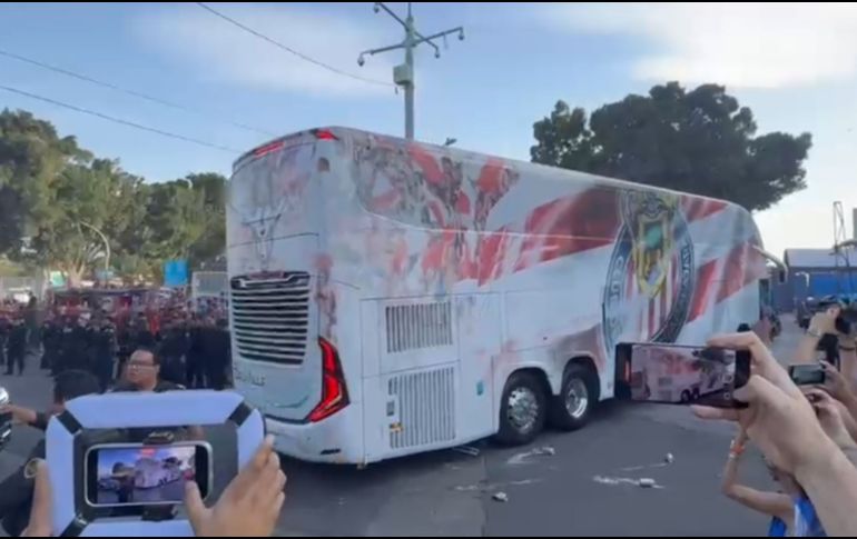 Un grupo de aficionados del Atlas arrojó diversos objetos al camión que transportaba al equipo rojiblanco. EL INFORMADOR/ F. RAMÍREZ.