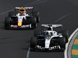 En uno de los grandes momentos de la carrera, Checo Pérez revivió la rivalidad con Liam Lawson en un mano a mano. EFE/J. Carrett