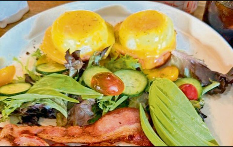 Huevos benedictinos ($260). Normalmente los ofrecen con salmón ahumado, pero pedimos que fuera con lomo canadiense. CORTESíA