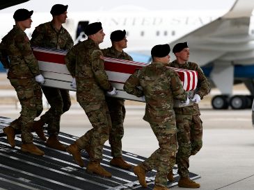 Los restos de seis soldados estadounidenses muertos en un ataque con drones en Kuwait llegaron ayer a la  Base Aérea de Dover, en Delaware. EFE/W. Oliver