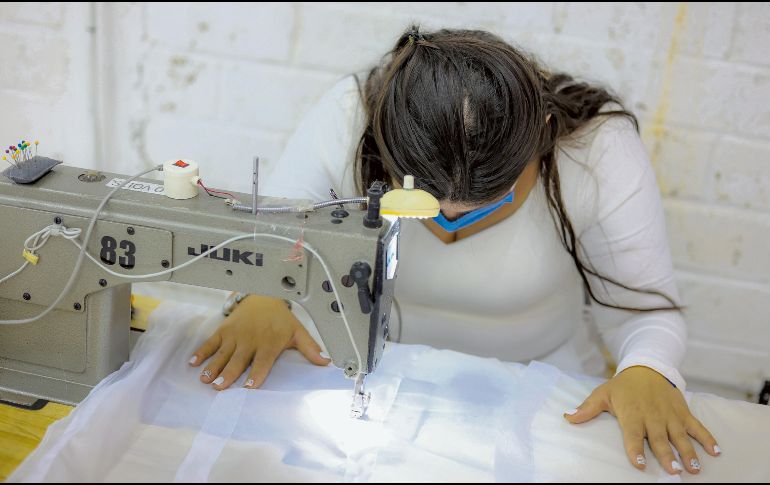 Una interna del Centro de Reinserción Femenil de Puente Grande trabaja en una máquina de coser como parte de las actividades productivas y de capacitación que realizan mujeres privadas de la libertad. EL INFORMADOR/A. Navarro
