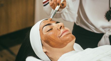 La exfoliación ayuda a estimular la circulación sanguínea, promueve un brillo saludable a través de la oxigenación de la piel. UNSPLASH / R. RAFAEL