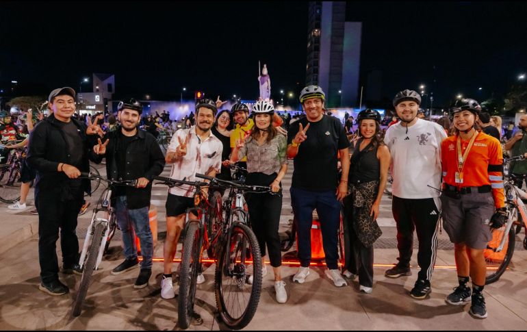 Verónica Delgadillo recorrió la Vía RecreActiva Nocturna, además de caminar por el Paseo Alcalde y disfrutar de las actividades culturales que había en las diferentes estaciones y templos. CORTESÍA