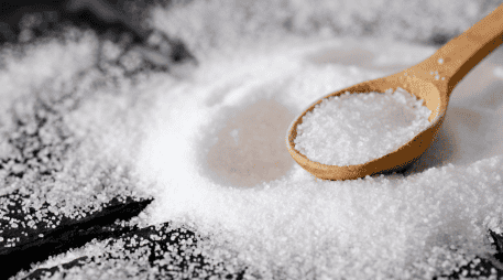 La OMS estima que 2.5 millones de defunciones anuales se podrían evitar si las personas consumieran la sal en niveles adecuados. ESPECIAL/Canva