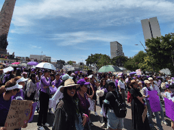 Con pancartas en mano que mostraban distintos mensajes contra la violencia hacia las mujeres, ellas y sus familias comenzaron a formarse en los distintos contingentes. EL INFORMADOR / R. BOBADILLA