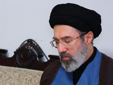 La asamblea optó por Mojtaba Jamenei, de 56 años, tomando una postura de una transición hereditaria que su padre Alí Jamenei había rechazado en un principio en 2024. AFP/ ARCHIVO.