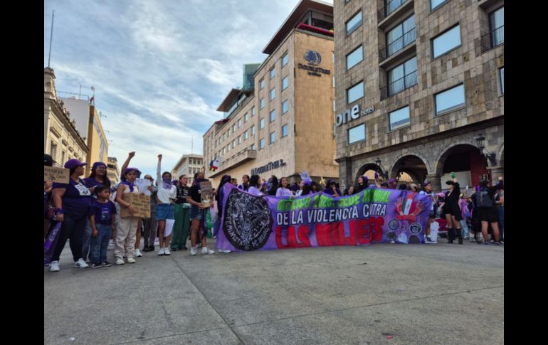 Cientos de mujeres se dieron cita en la Glorieta de las y los Desaparecidos para exigir justicia y alto a la violencia. EL INFORMADOR / R. Bobadilla