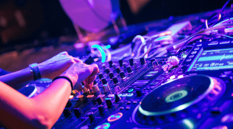 A lo largo de las décadas, varios DJ se han convertido en referentes mundiales gracias a su estilo y creatividad. CANVA