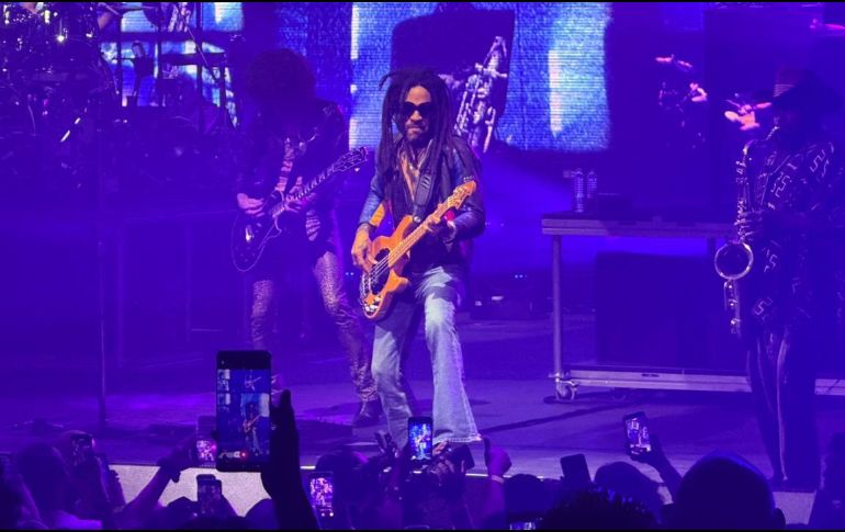 De mezclilla, lentes oscuros y sus largas rastas inconfundibles, Lenny Kravitz desgarró el aire con los primeros acordes violentos, rockeros, de su guitarra eléctrica. EL INFORMADOR / A. NAVARRO