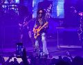 De mezclilla, lentes oscuros y sus largas rastas inconfundibles, Lenny Kravitz desgarró el aire con los primeros acordes violentos, rockeros, de su guitarra eléctrica. EL INFORMADOR / A. NAVARRO