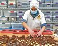 Trabajadora participa en la elaboración de productos en una fábrica de chocolates en Jalisco. ESPECIAL
