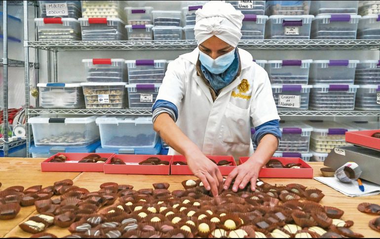 Trabajadora participa en la elaboración de productos en una fábrica de chocolates en Jalisco. ESPECIAL