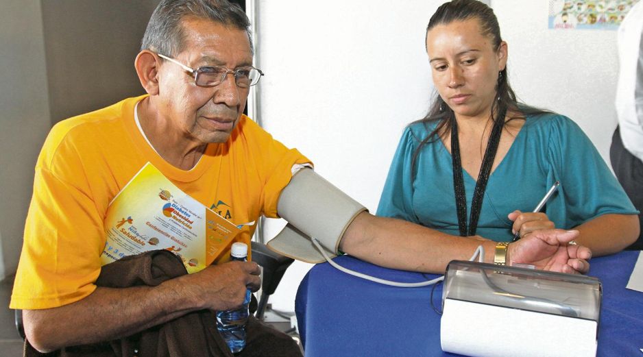 Las organizaciones de salud exhortan a la población a monitorear constantemente su estado. EL INFORMADOR
